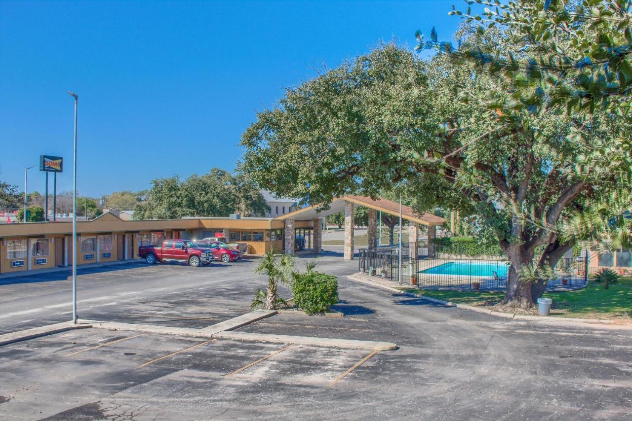 Americas Value 2* Uvalde