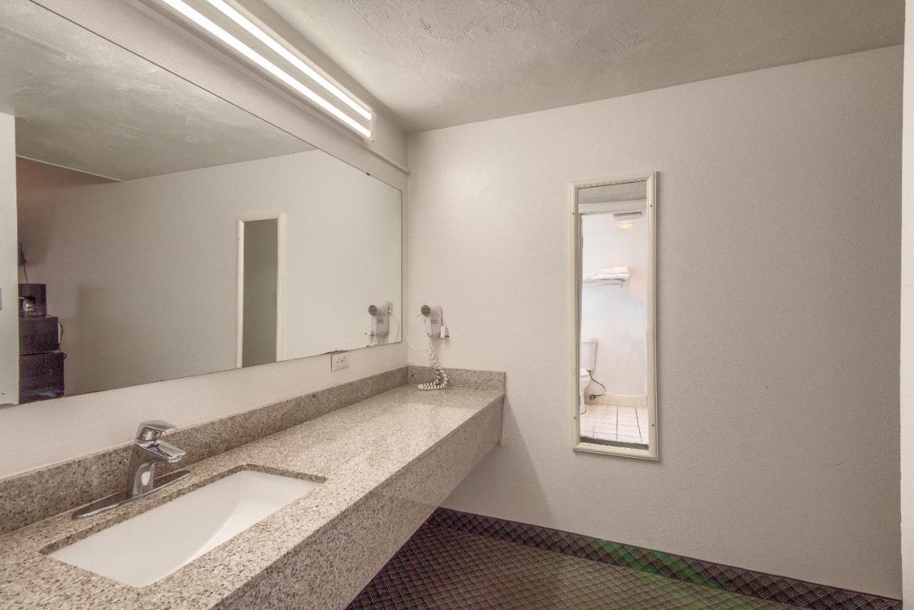 Americas Value 2* Uvalde